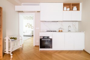 Kühlschrank, Ofen, Geschirrspüler, Wasserkocher