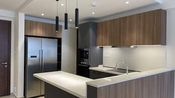 Luxury Apartment, City View | Private kitchen