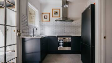 Refrigerador, microondas, horno, placa de cocina