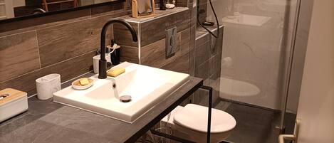 Dusche, Haartrockner, Handtücher, Shampoo