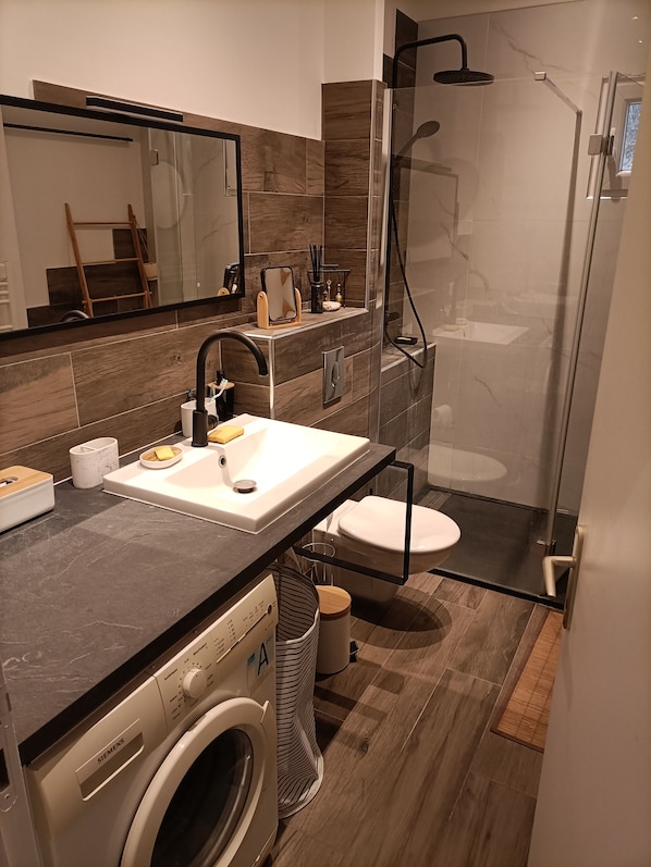 Shower, hair dryer, towels, shampoo