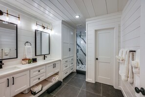 Interior - Luxe Group Getaway w/ 2-story Deck in Broken Bow! (Broken Bow)