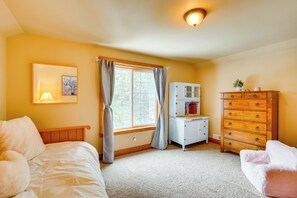 Interior - Forested Cle Elum Home w/ Trail Access & Deck (Cle Elum)