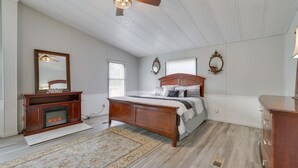 3 bedrooms, bed sheets - Pet-friendly Broken Bow Cabin w/ Deck & Fire Pit! (Broken Bow)