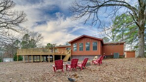 Terrace/patio - Pet-friendly Broken Bow Cabin w/ Deck & Fire Pit! (Broken Bow)