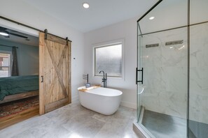 Bathroom - Serene Cabin ~ 2 Mi to Lake in Broken Bow! (Broken Bow)