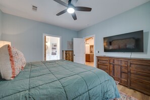 Room - Serene Cabin ~ 2 Mi to Lake in Broken Bow! (Broken Bow)