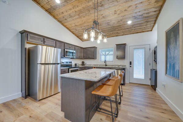 Microwave, oven, stovetop, dishwasher - Serene Cabin ~ 2 Mi to Lake in Broken Bow! (Broken Bow)