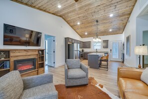 TV, fireplace - Serene Cabin ~ 2 Mi to Lake in Broken Bow! (Broken Bow)