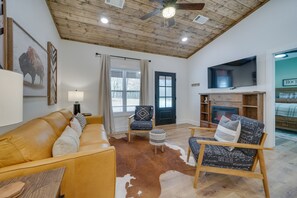 TV, fireplace - 2 Mi to Broken Bow Lake: Cabin w/ Covered Patios (Broken Bow)
