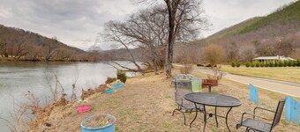 Riverside Country Cabin! Hot Springs Getaway