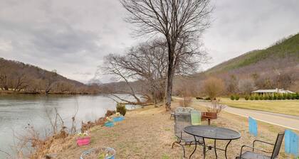 Riverside Country Cabin! Hot Springs Getaway