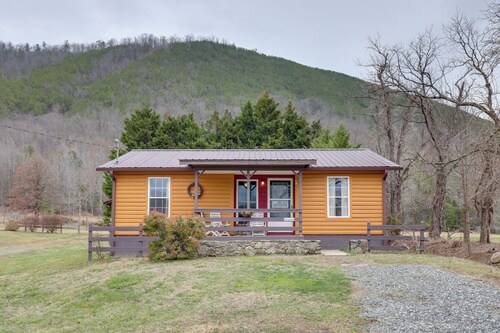 Riverside Country Cabin! Hot Springs Getaway