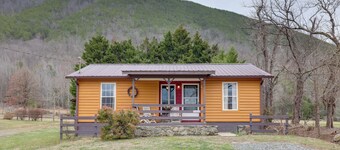 Riverside Country Cabin! Hot Springs Getaway