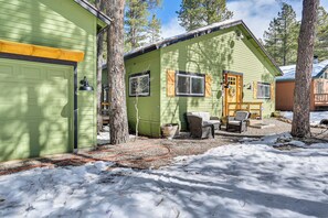 Interior - Grill & Patio: Charming Cabin in Munds Park (Munds Park)