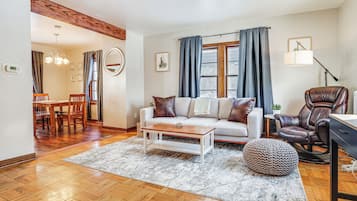 ํ์ฐ์ค (2 Bedrooms) | ๋ด๋ถ