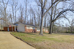 House (4 Bedrooms) | Interior - Spacious Starkville Home: 4 Mi to MSU Campus (Starkville)