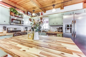 Interior - Cozy Ellijay Cabin: Hot Tub, Yard, & Resort Access (Ellijay)