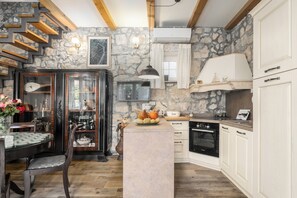 Fridge, microwave, stovetop, dishwasher