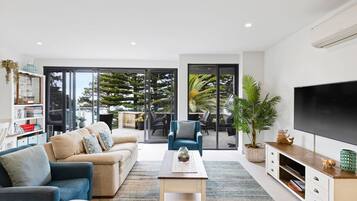 TV, lettore DVD, libri, videoteca