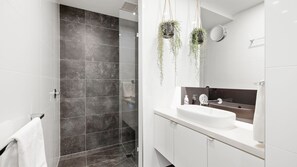 Shower, hair dryer - Beachfront on the Esplanade (Cowes)