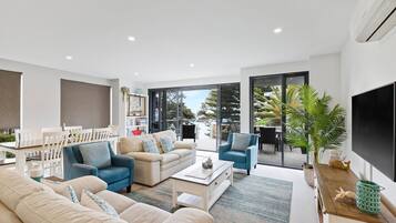 TV, lettore DVD, libri, videoteca