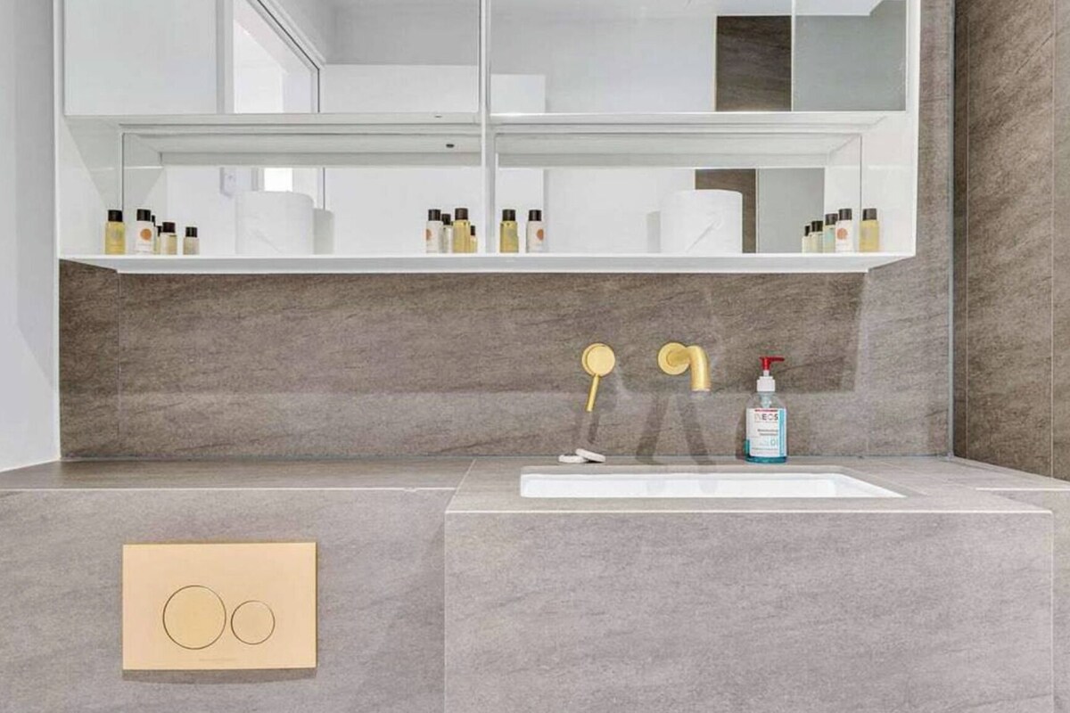 Combined shower/tub, hair dryer, towels