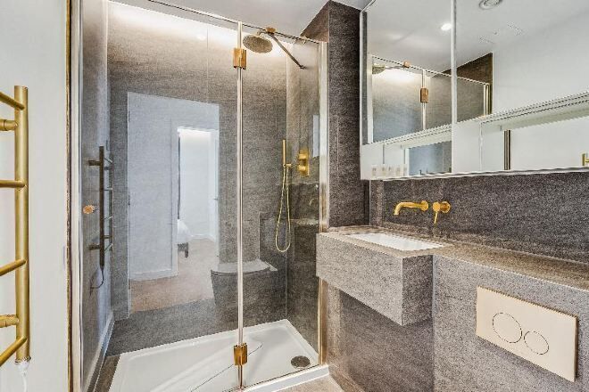 Baño | Ducha y bañera combinadas, secador de pelo y toallas