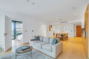 Flat-screen TV - StayCozy Apartments in Kings Cross (London)