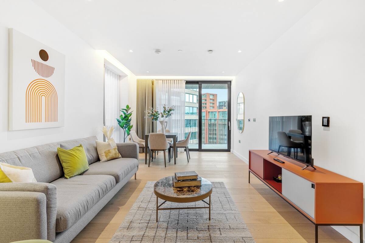 Premier Apartment | Living area | Flat-screen TV