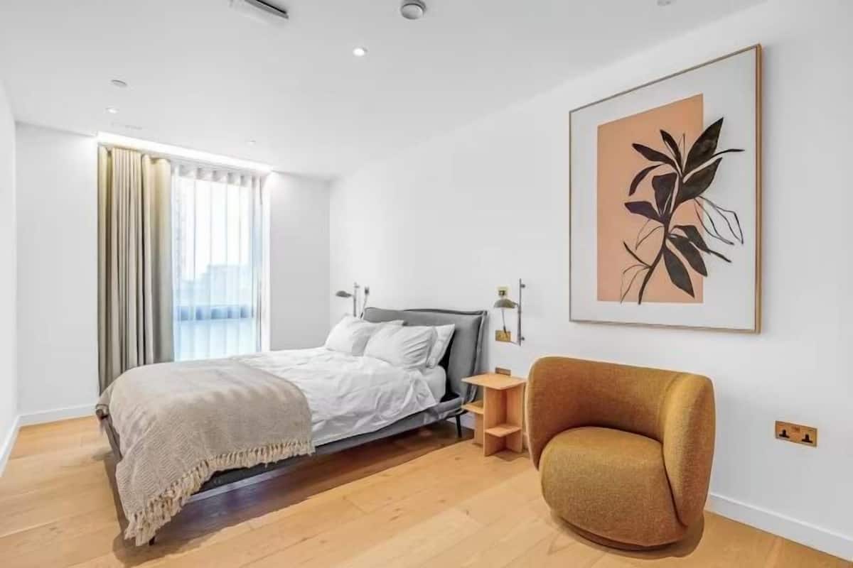 2 bedrooms, individually decorated, individually furnished, desk