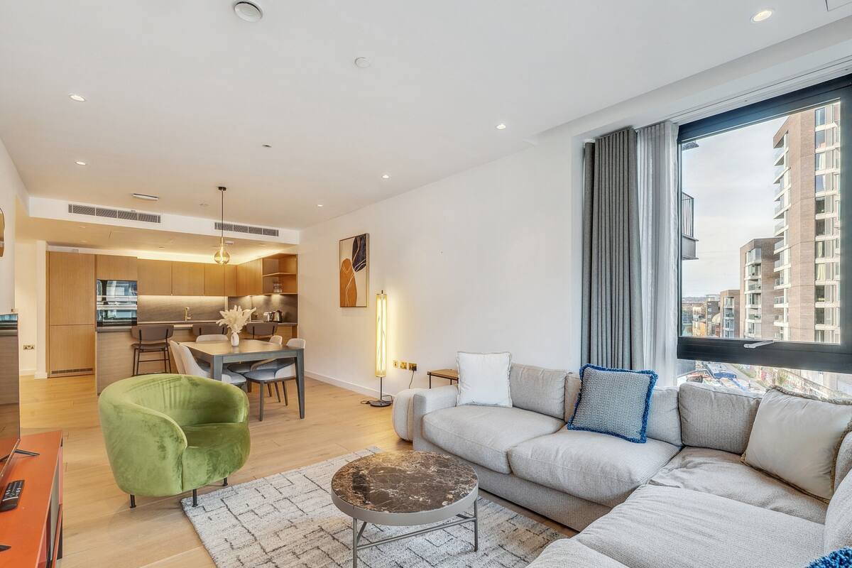 Premier Apartment | Living area | Flat-screen TV