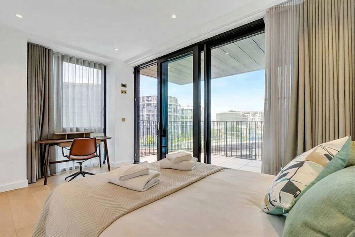 Departamento Club, 3 habitaciones, cocina | Escritorio, espacio para trabajar con laptop y insonorización 
