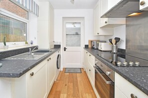 Cottage | Bếp riêng | Tủ lạnh, máy rửa bát, ấm điện, lò nướng bánh mì