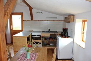 Fridge, stovetop, coffee/tea maker, electric kettle - Helle Ferienwohnung in Wald- und Wassernähe (Kröslin)