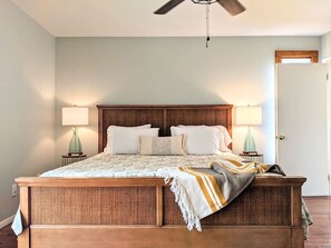 3 bedrooms, desk, iron/ironing board, travel crib