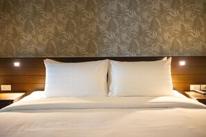 客房内保险箱、办公桌、遮光窗帘、免费 WiFi