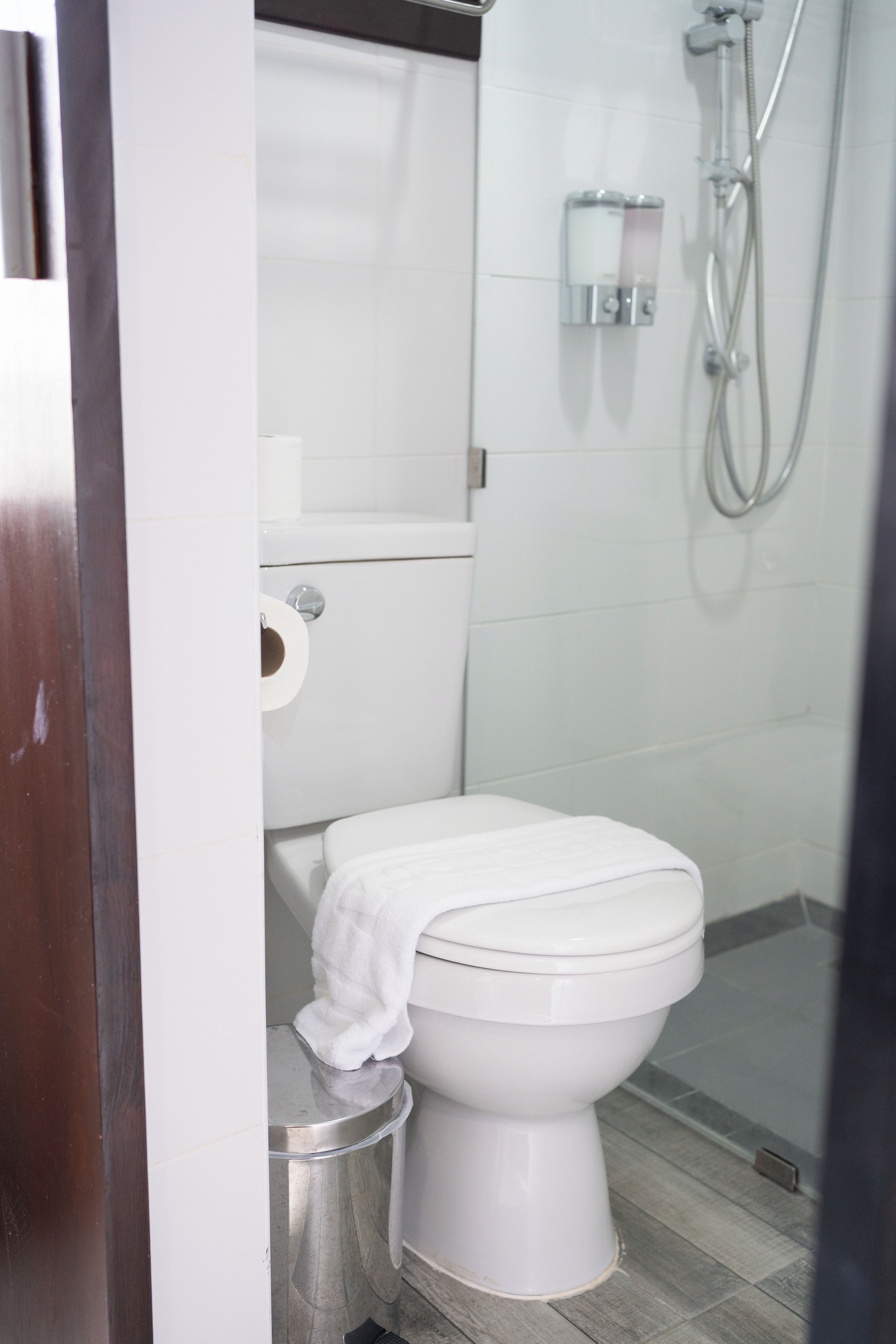 Ein Badezimmer mit Toilette, Dusche und Bidet.