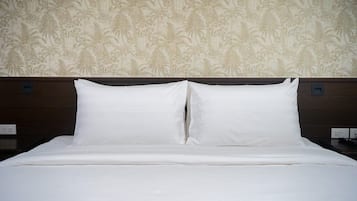 Standard King Bed, Non Smoking | Caja fuerte, escritorio, cortinas opacas y wifi gratis