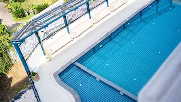 Pool View King Bed, Non Smoking | Pengeskab på værelset, skrivebord, mørklægningsgardiner, gratis Wi-Fi