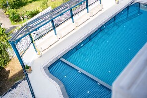 Pool View King Bed, Non Smoking | 客房内保险箱、办公桌、遮光窗帘、免费 WiFi