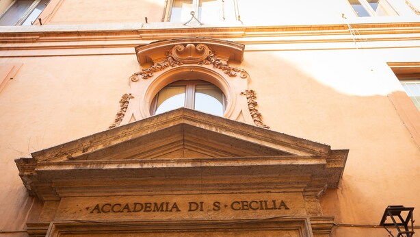 En bygningseingang med inskriften "Accademia di S. Cecilia" over døren.
