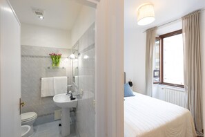 Bruser, hårtørrer, bidet, håndklæder