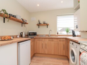 냉장고, 전기 주전자, 조리 도구/접시/주방 기구