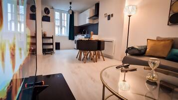 TV connectée, livres, chaîne hi-fi