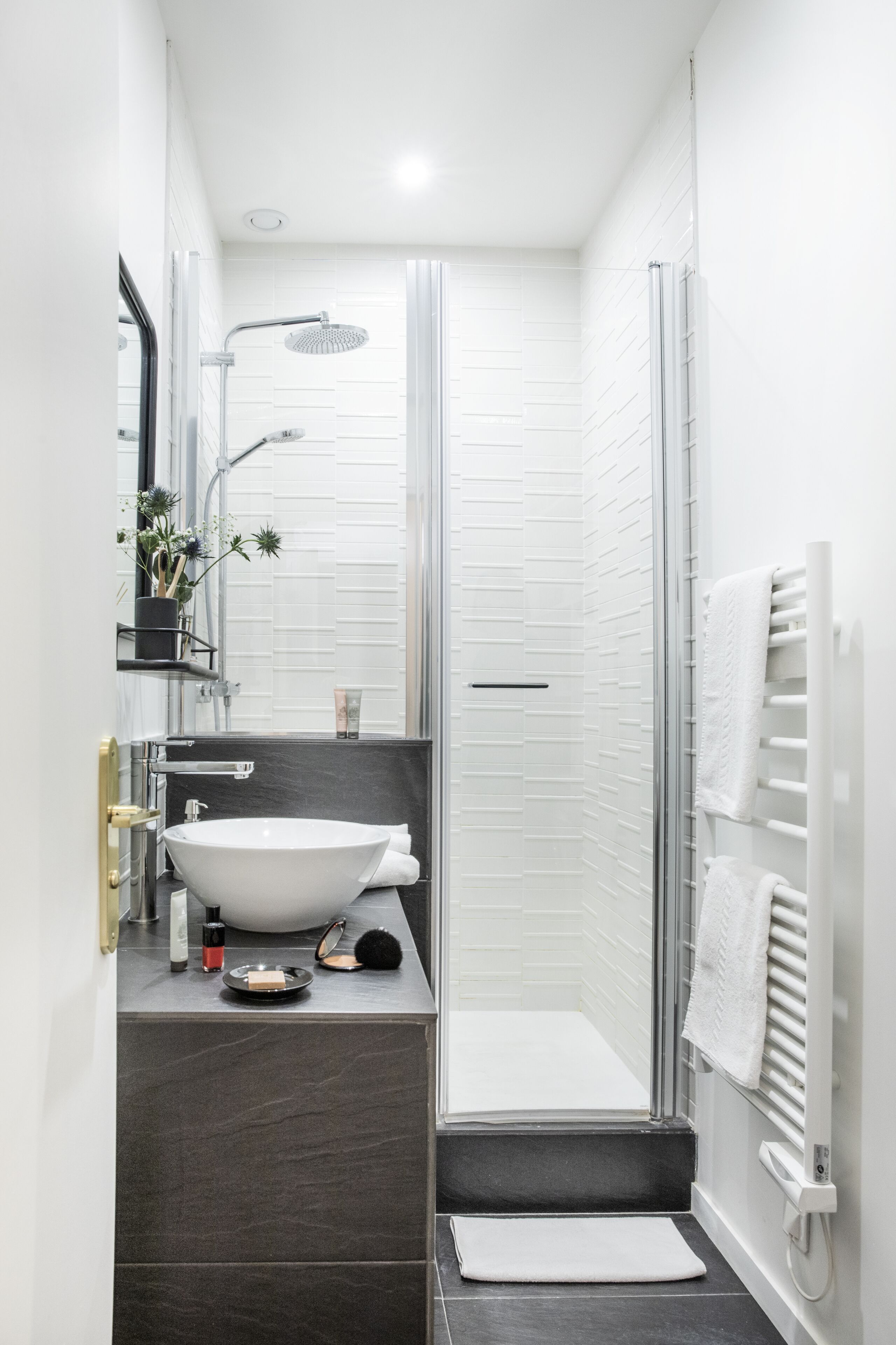 Studio 01 | Bathroom | Hair dryer, towels, toilet paper