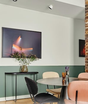 Apartamento família | Área de estar | Smart TV 35 polegadas com canais digitais