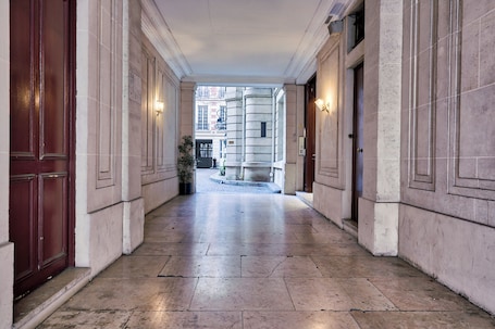Ingresso interno. Beauquartier - Madeleine
