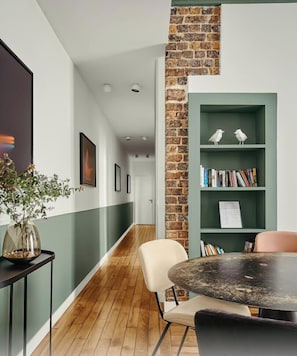 Familie appartement | Woonruimte | Een 35-inch smart-tv met digitale zenders