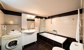 Sèche-cheveux, serviettes fournies, savon, shampoing